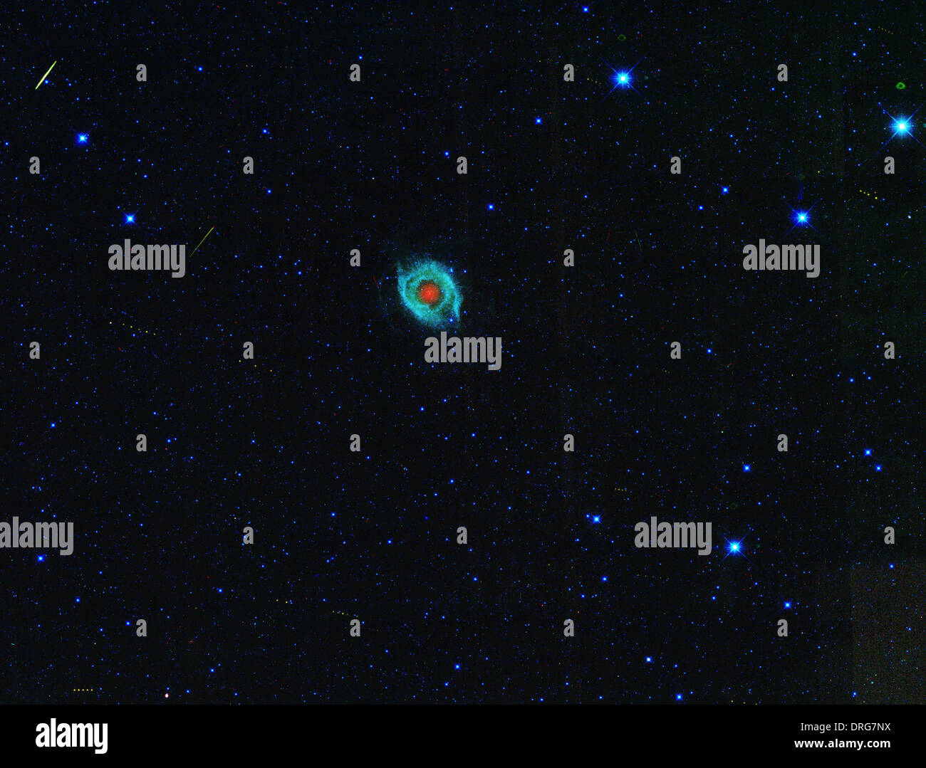 Una stella morente, chiamato la nebulosa Helix, è mostrato circondato dalle vie di asteroidi in un'immagine catturata dalla NASA il saggio. Foto Stock