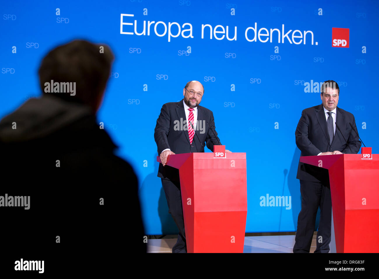 Berlino, Germania. Gennaio 25th, 2014.Dopo la SPD Managers meeting, Sigmar GABRIEL (SPD Chef) e Martin Schulz ( Presidente del Parlamento europeo) dare comunicato stampa su 'SPD Europa Conferenza dei delegati" e sul "straordinaria festa nazionale Congresso della SPD' (che sarà realizzato sul giorno successivo) al DOCUP sede a Berlino. / Immagine: Sigmar GABRIEL (SPD), SPD Chef e il ministro tedesco dell'economia e dell'energia, e Martin Schulz (SPD), Presidente del Parlamento europeo e executive del DOCUP Officer per l'Unione europea durante il comunicato stampa di Berlino. Foto Stock