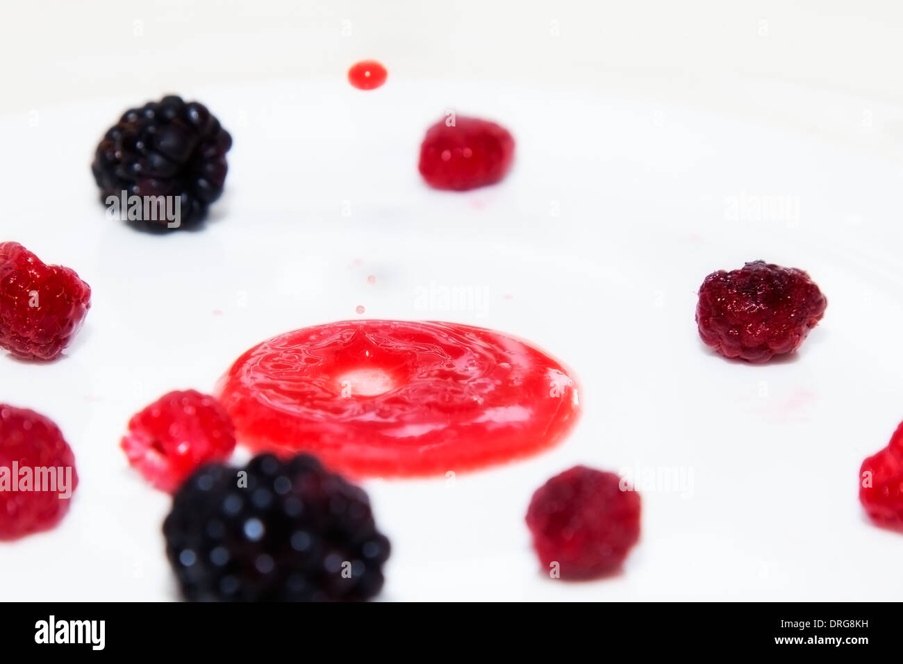 Marmellata di frutti di bosco sulla piastra. Cibo dolce Foto Stock