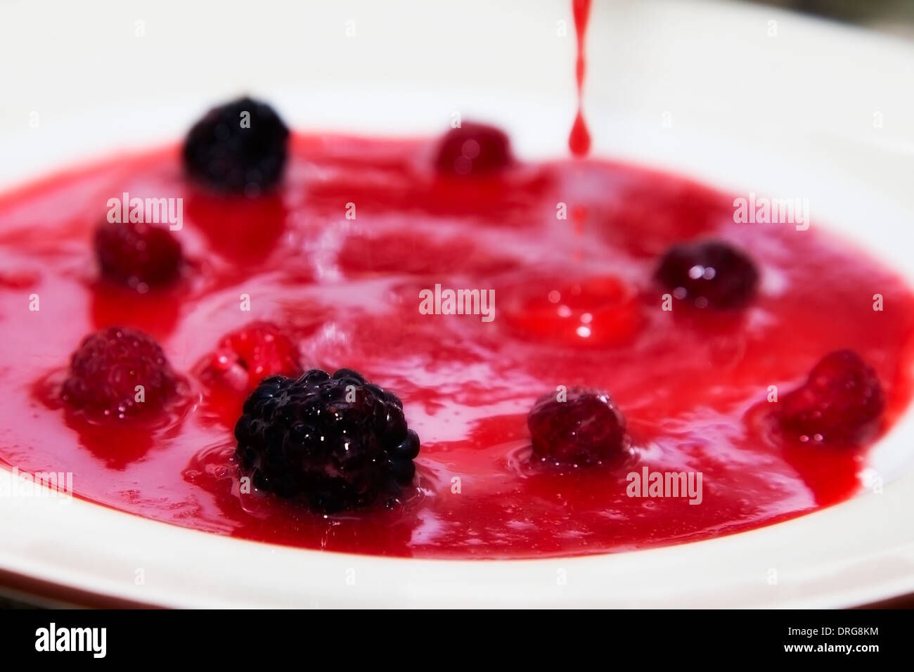 Marmellata di frutti di bosco sulla piastra. Cibo dolce Foto Stock