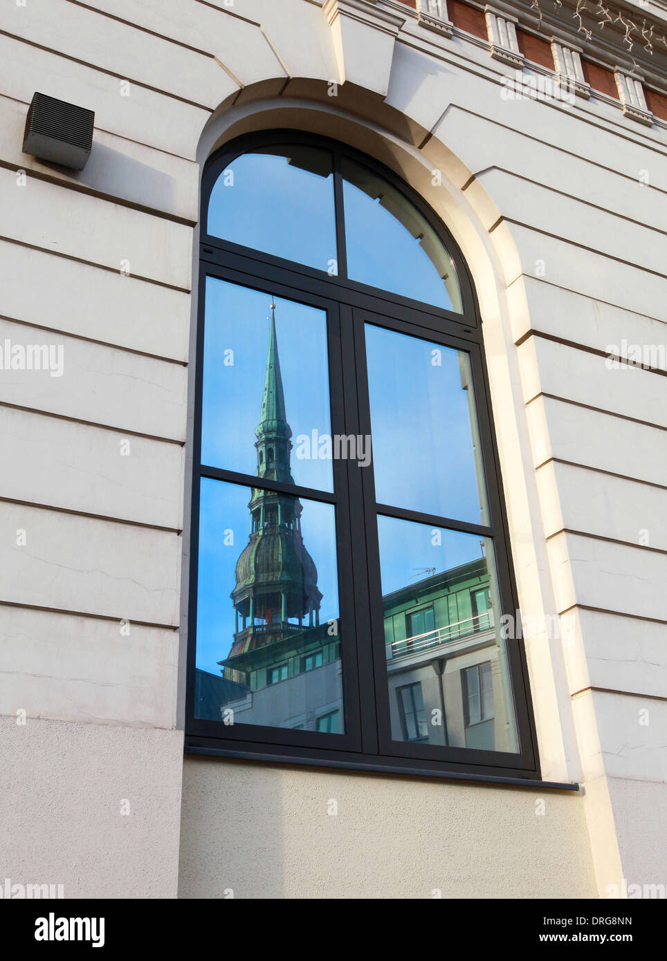 Vecchia Cattedrale è riflessa nella finestra . Riga, Lettonia Foto Stock