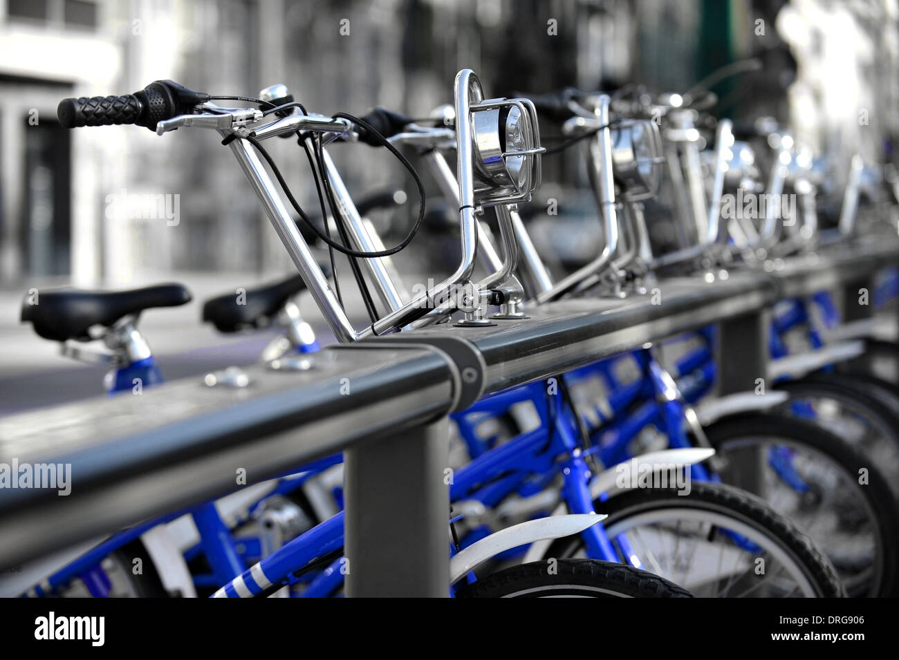 Biciclette blu in affitto sono visti in una stazione di velo Foto Stock