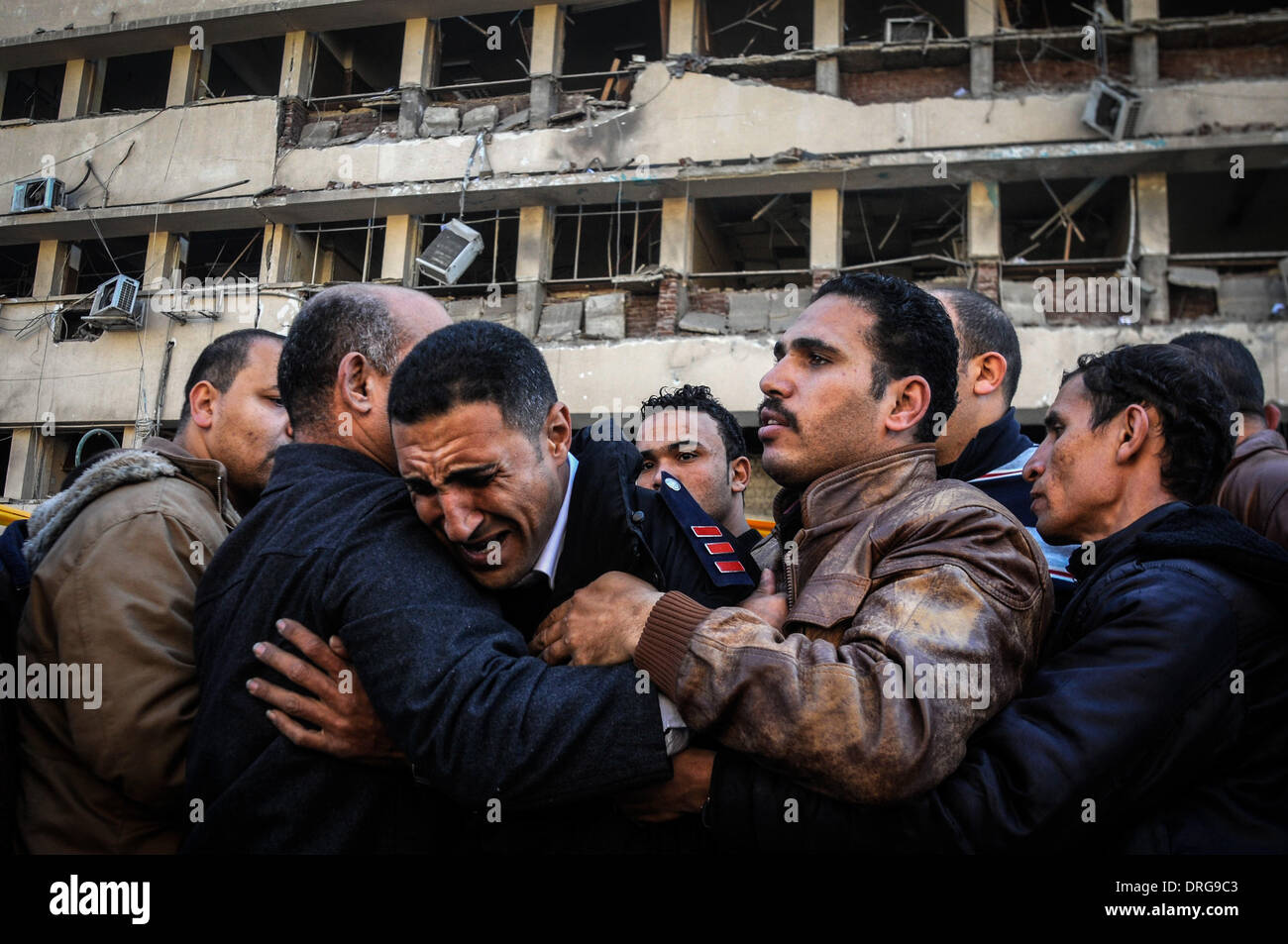 Il Cairo, Egitto. 24 gen 2014. Un attentatore suicida ha colpito il Cairo sede della polizia nel primo dei tre attentati nella capitale egiziana che ha provocato la morte di numerose persone prima dell'anniversario della rivolta del 2011. Credito: Tarek Wajeh/NurPhoto/ZUMAPRESS.com/Alamy Live News Foto Stock