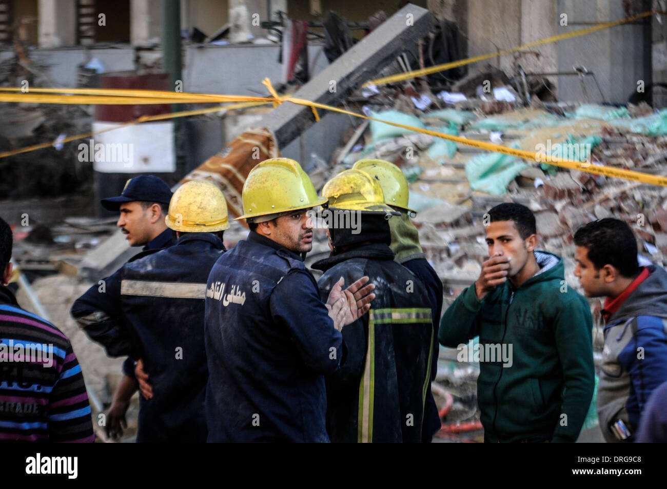 Il Cairo, Egitto. 24 gen 2014. Un attentatore suicida ha colpito il Cairo sede della polizia nel primo dei tre attentati nella capitale egiziana che ha provocato la morte di numerose persone prima dell'anniversario della rivolta del 2011. Credito: Tarek Wajeh/NurPhoto/ZUMAPRESS.com/Alamy Live News Foto Stock