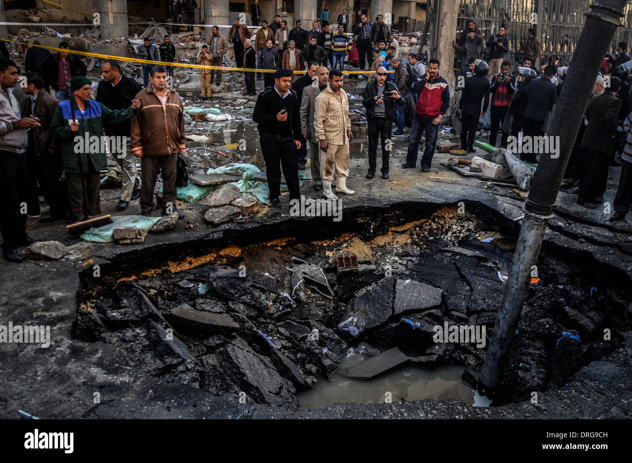 Il Cairo, Egitto. 24 gen 2014. Un attentatore suicida ha colpito il Cairo sede della polizia nel primo dei tre attentati nella capitale egiziana che ha provocato la morte di numerose persone prima dell'anniversario della rivolta del 2011. Credito: Tarek Wajeh/NurPhoto/ZUMAPRESS.com/Alamy Live News Foto Stock
