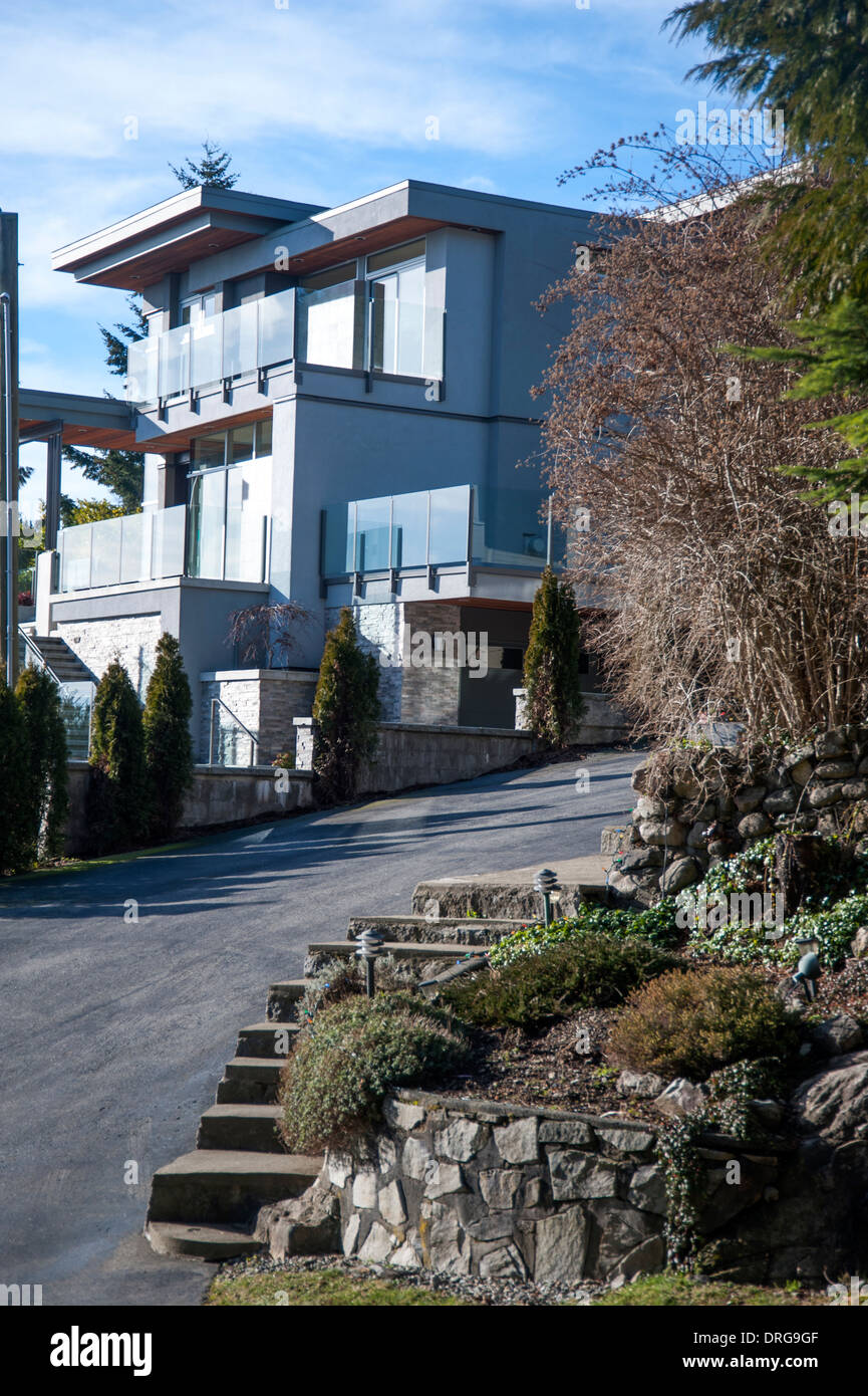 Casa moderna con un sacco di vetro del costoso quartiere di proprietà britannica, West Vancouver, BC, Canada Foto Stock