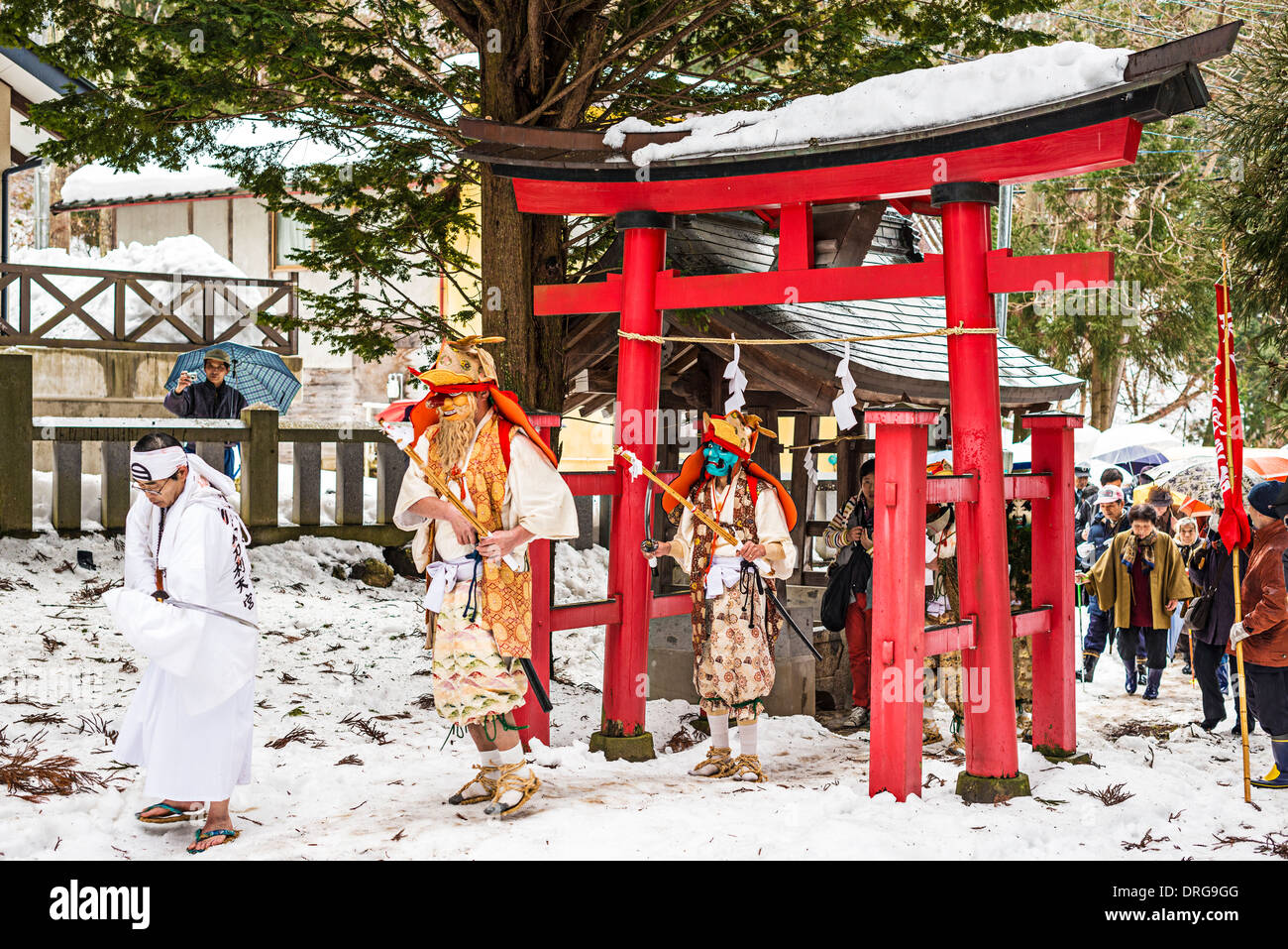 Lo Shintoismo asceti condurre una processione in Nagano, Giappone. Foto Stock