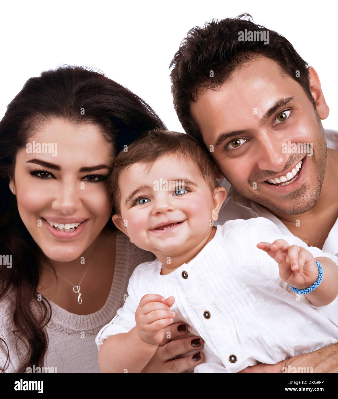 Felice famiglia giovane ritratto isolato su sfondo bianco, carino piccolo bambino con allegro genitori, di amore e di felicità concept Foto Stock