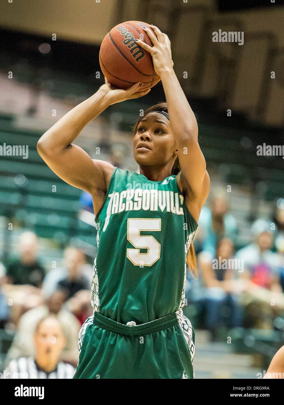 - DeLand, FL, U . 25 gennaio, 2014. S: Jacksonville delfini avanti Jade Cargill (5) durante la prima metà della donna di pallacanestro del NCAA di azione di gioco tra Jacksonville i delfini e la Stetson Hatters presso il centro di Edmund in DeLand, Fl. © csm/Alamy Live News Foto Stock