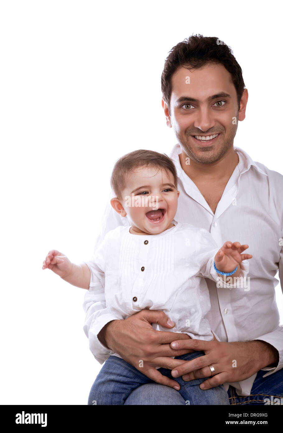 Padre Felice con baby girl isolati su sfondo bianco, grazioso bambino con amorevole papà, giovane famiglia, di amore e di felicità concept Foto Stock