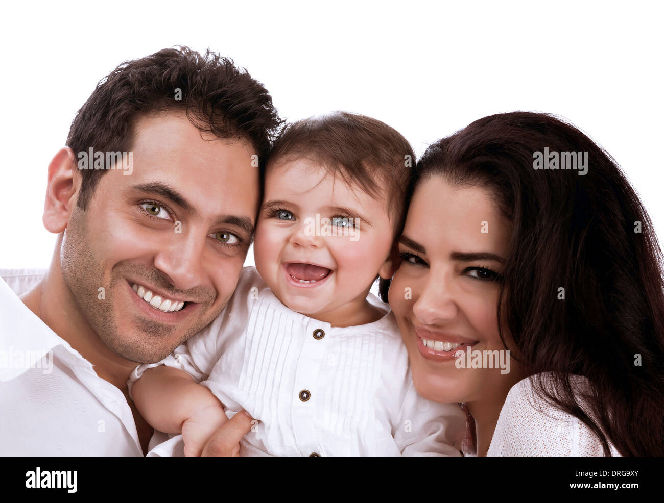 Allegro giovane ritratto di famiglia in studio, genitori felici con sweet little Baby girl isolati su sfondo bianco Foto Stock