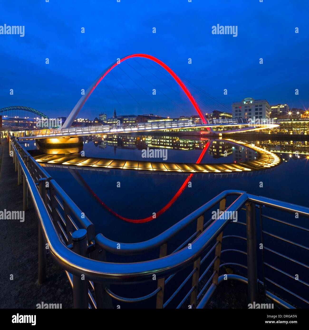 Gateshead Millennium Bridge di notte si riflette nel fiume Tyne Foto Stock