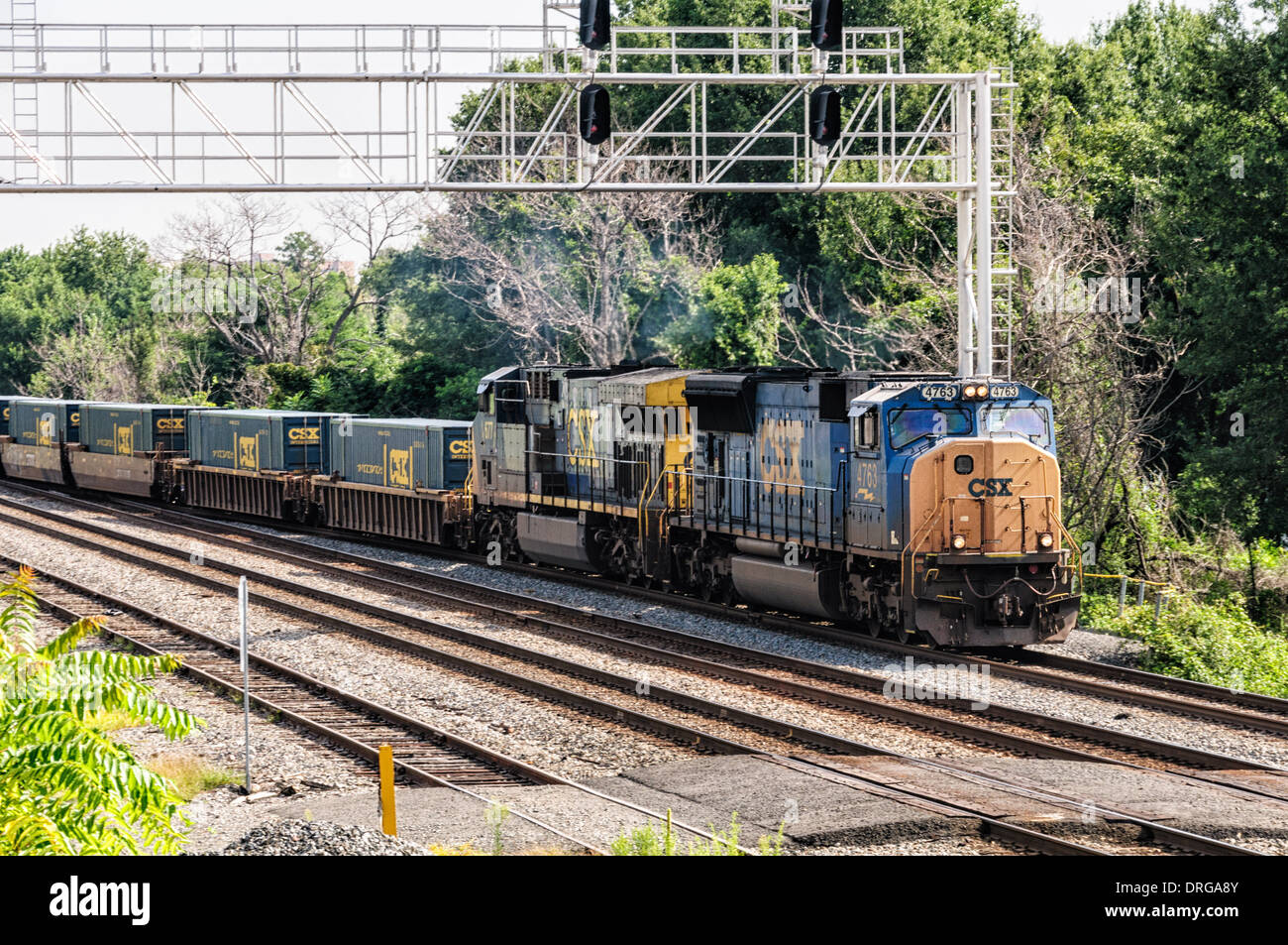 CSX locomotori EMD SD70MAC n. 4763 e GE CW44-6 n. 677 sul trasporto intermodale delle merci Dazio passando la città di cristallo, VA Foto Stock