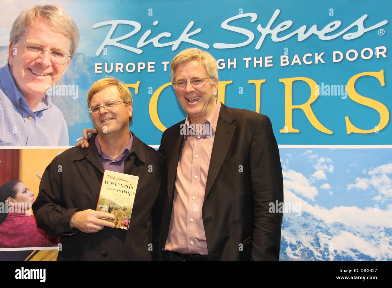 Santa Clara, California USA, 25 gennaio, 2014 - PBS televisione travel show host Rick Steves incontra il suo look-alike presso la San Francisco Bay Area viaggi e avventura Show tenutosi presso la Santa Clara Convention Center. Rick (a destra) ha scritto oltre 50 guide di viaggio. Il suo alter ego Paul Richards (sinistra) vive a San Jose, California e viene spesso chiesto se lui è Rick Steves, l'esperto di viaggi. Credito: Lisa Werner/Alamy Live News Foto Stock