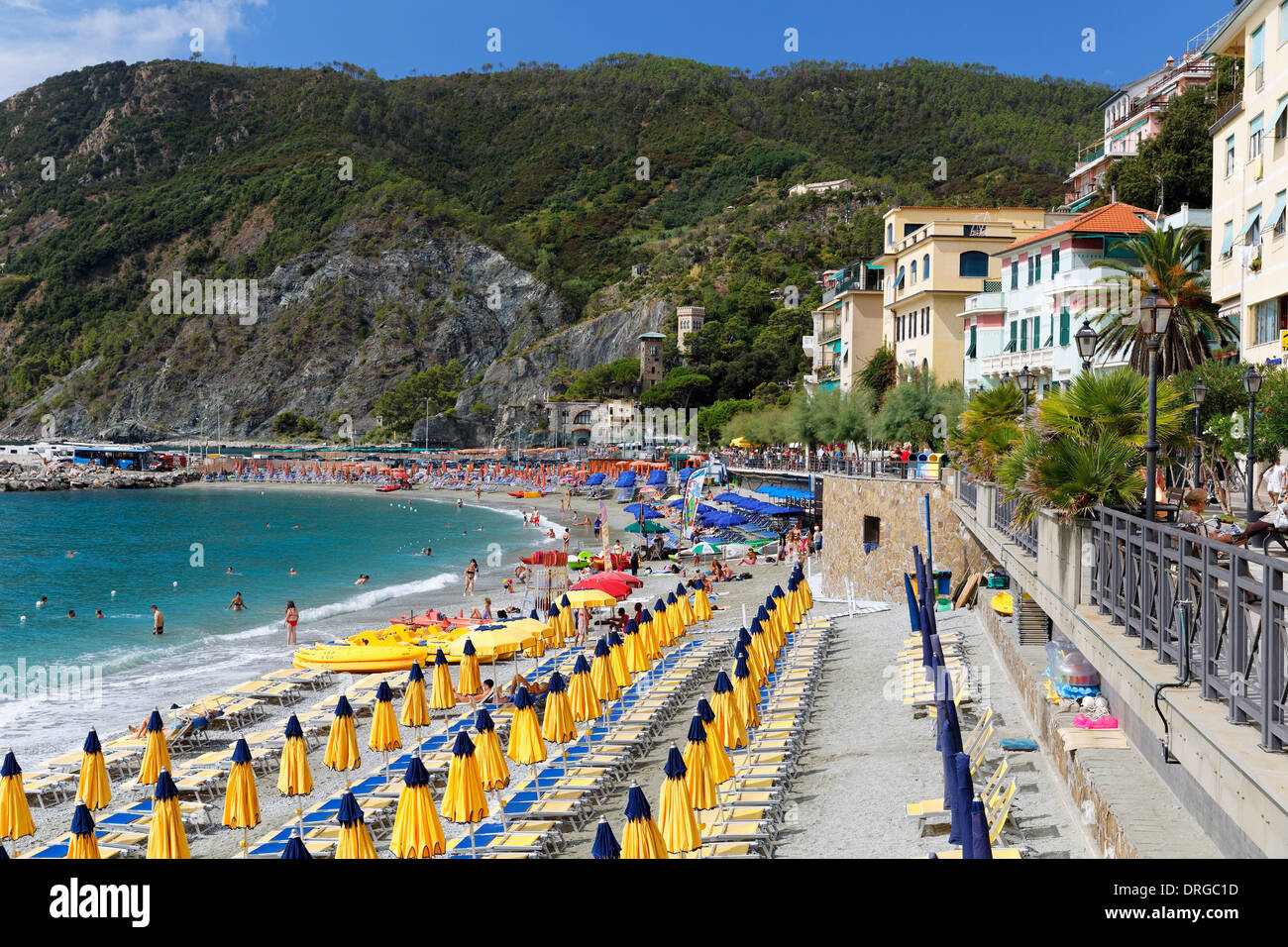 Fila di sedie a sdraio e ombrelloni sulla spiaggia, Monterosso Al Mare, Cinque Terre Liguria, Italia Foto Stock