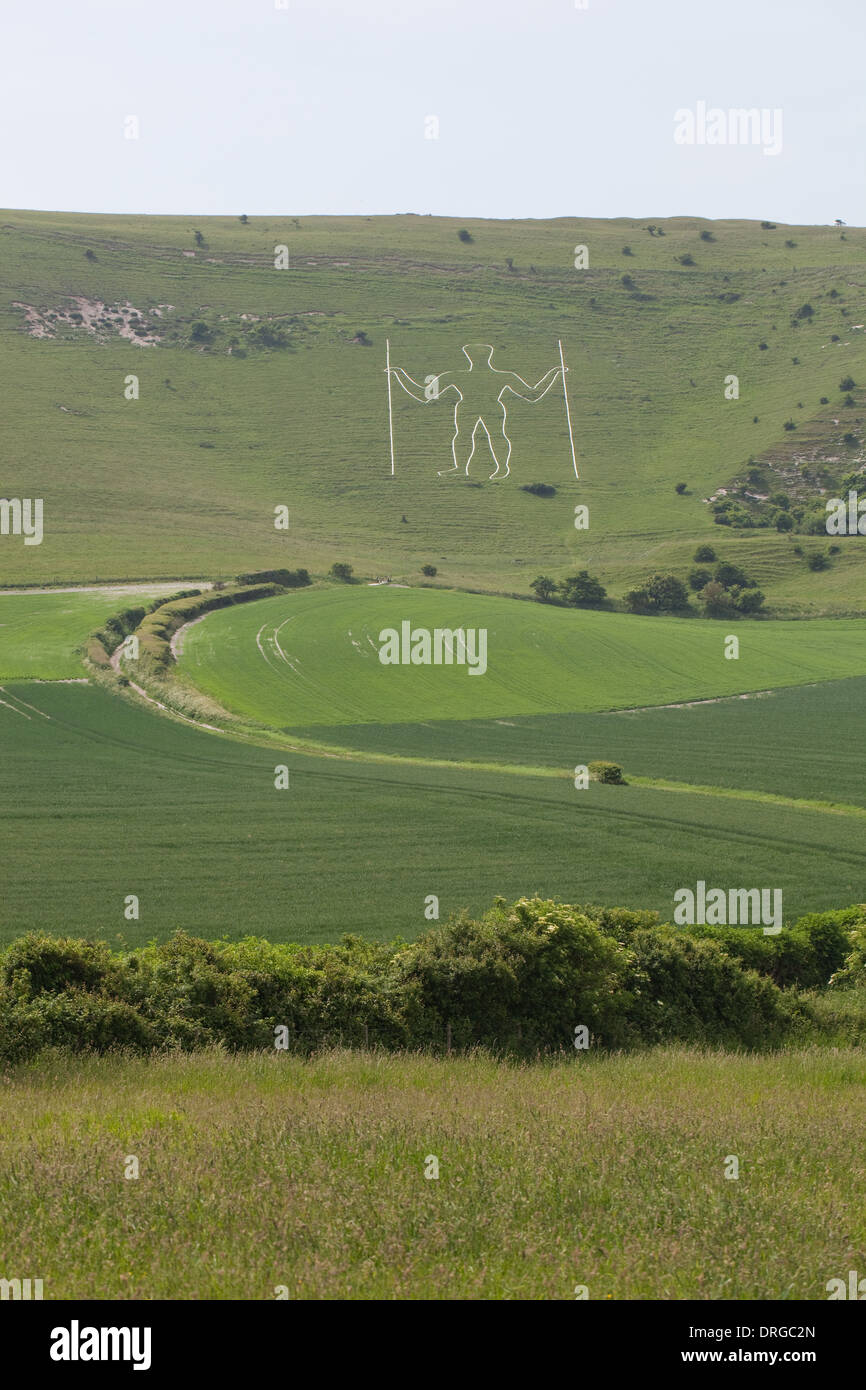 L'uomo lungo di Wilmington. East Sussex. In Inghilterra. Regno Unito. 226 piedi figura tagliato in Chalk Hill lato. South Downs Area di bellezza naturale. Foto Stock