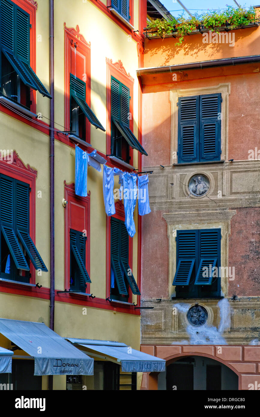 Vista ravvicinata della facciata di una casa con finestre con persiane e  stendibiancheria, Portofino Liguria, Italia Foto stock - Alamy