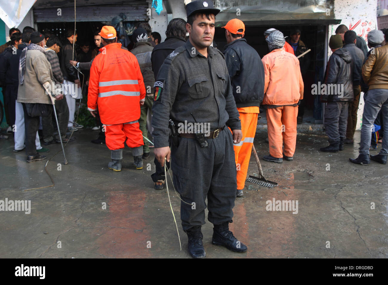 A Kabul, Afghanistan. 26 gen 2014. Un poliziotto afghano sta di guardia presso il sito di un attentato suicida a Kabul, Afghanistan, a gennaio 26, 2014. Almeno cinque persone sono state uccise e altri nove feriti domenica mattina in un attentato suicida che ha colpito un esercito nazionale afghano autobus nella parte orientale di Kabul, fonti. Credito: Ahmad Massoud/Xinhua/Alamy Live News Foto Stock