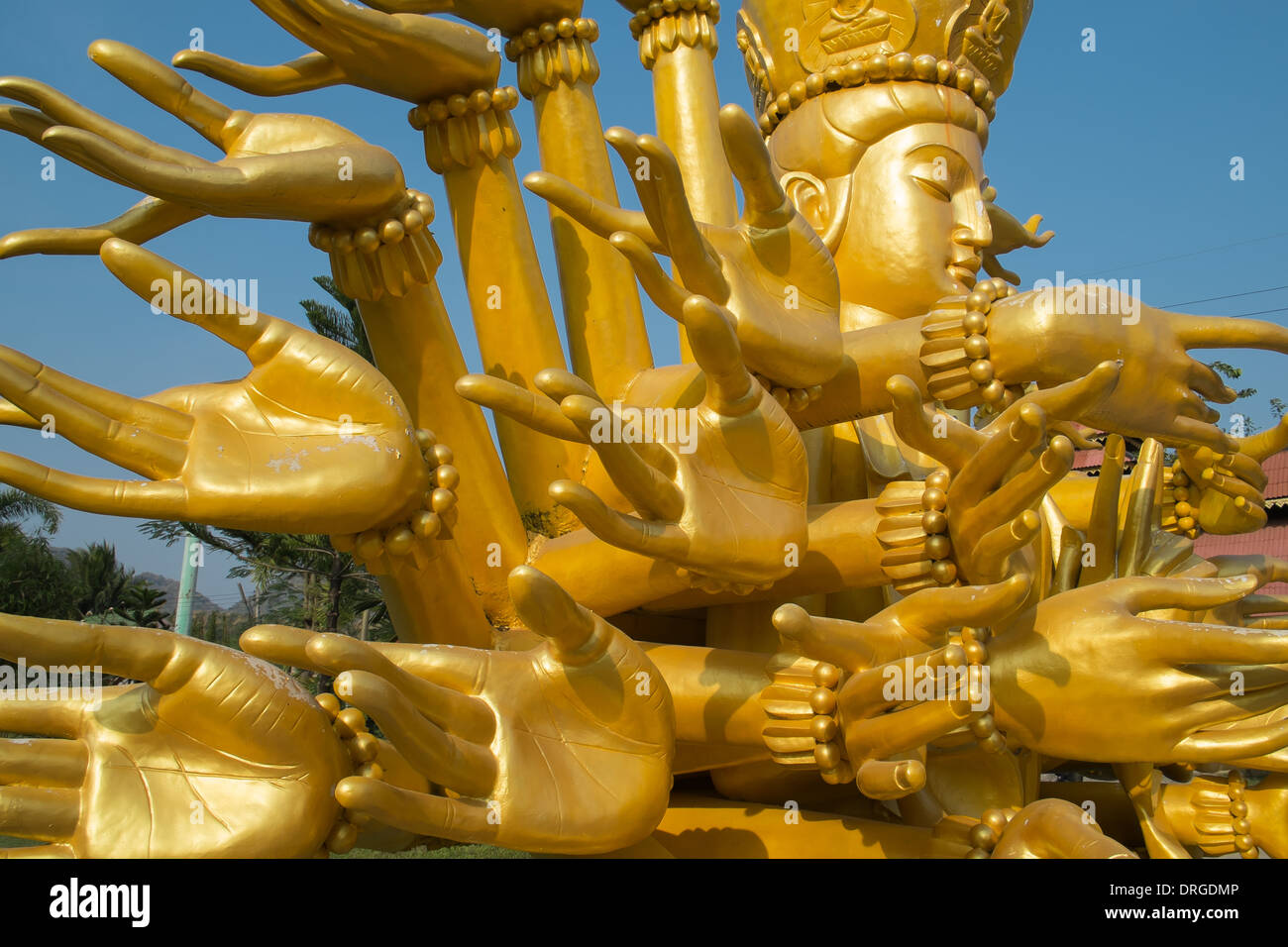 Statua dorata di Buddha, Kanchanaburi Thailandia Foto Stock