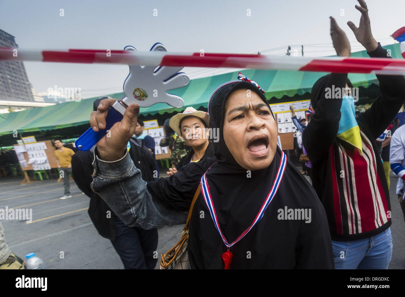 Bangkok, Tailandia. 26 gen 2014. Governo anti-manifestanti bloccano l'accesso ai seggi al Wat che Perizoma in Bangkok. Governo anti-contestatori forzato la chiusura dei seggi in Bangkok la domenica come una parte di arresto di Bangkok. Voto anticipato è stato supposto per essere domenica 26 gennaio ma bloccati seggi ha lasciato centinaia di migliaia di persone in grado di votare la colata del 2 febbraio elezioni generali in dubbio e ulteriore gridlocking politica tailandese. I manifestanti ha bloccato l'accesso alle porte di entrata e di modi di seggi elettorali e funzionari ha scelto il vicino loro piuttosto che affrontare la protesta Foto Stock