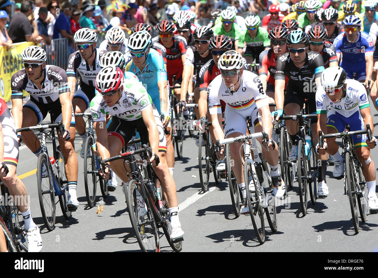 Adelaide, Australia. Il 26 gennaio 2014. Andre Greipel (GER) dal Lotto Belisol Team (centro jersey bianco con il tedesco colori nazionali) concorrenti in fase 6 del Santos Tour Down Under in Adelaide. Greipel è andato a vincere la tappa. Simon GERRANS (Aus) dal recinto Orica-Greenedge Team è stato il vincitore del Tour. Foto Stock