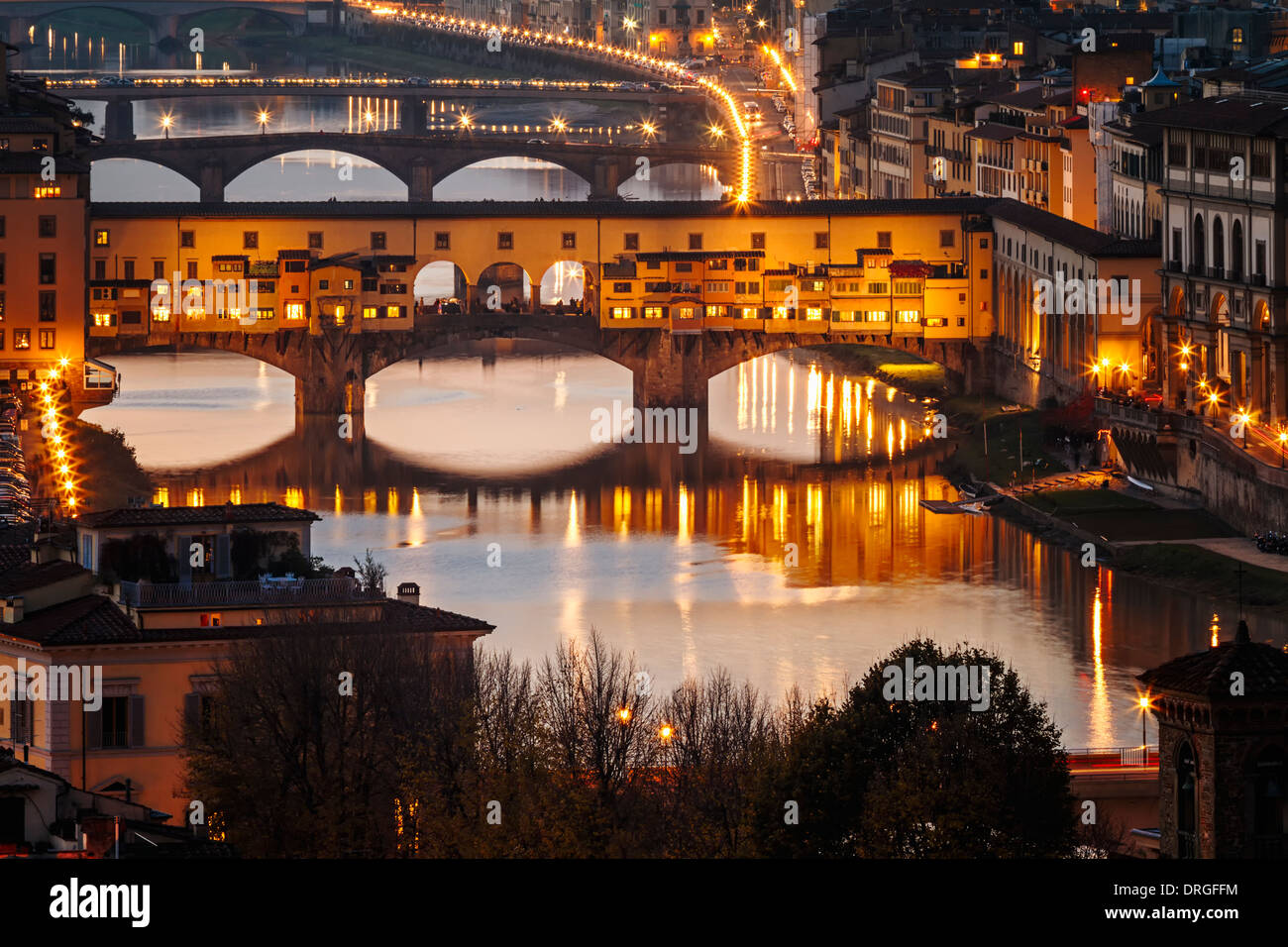 Firenze. Alta Vista sul Ponte Vecchio e sul fiume Arno da notte. Foto Stock
