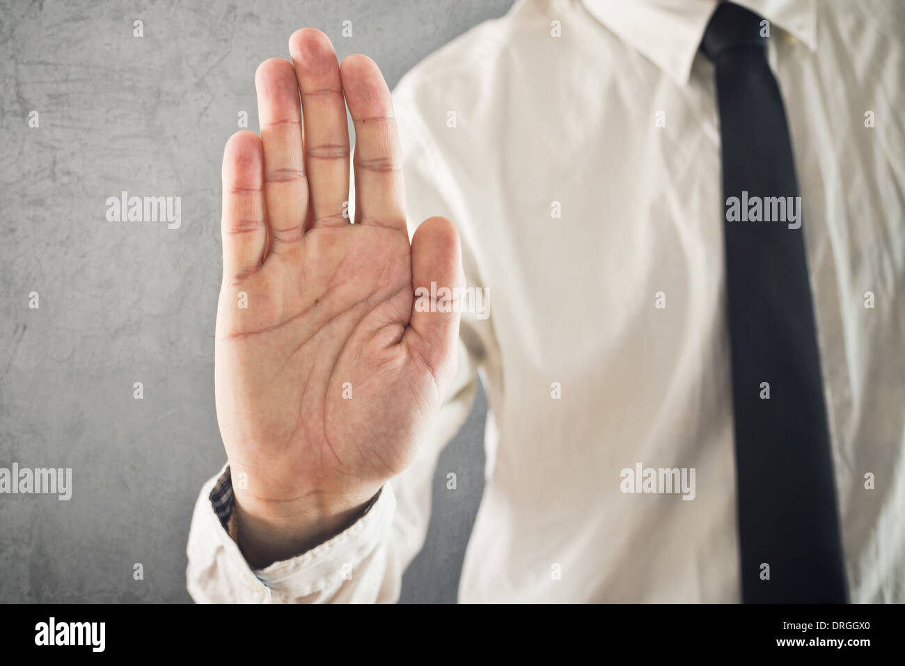 Imprenditore che mostra un segno di stop con la sua mano, sollevato aprire Palm. Foto Stock