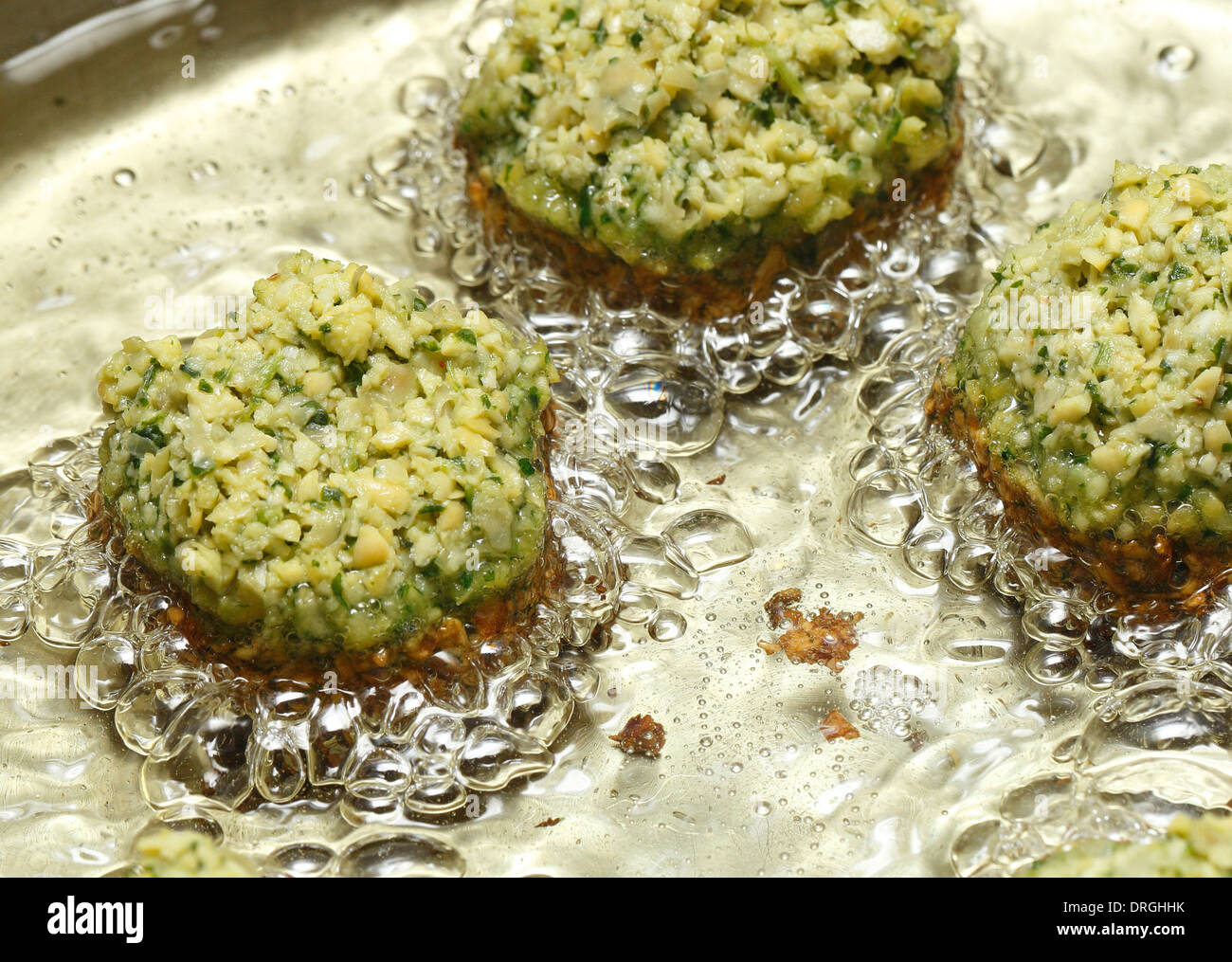 In casa miscela falafel frittura in olio. Foto Stock