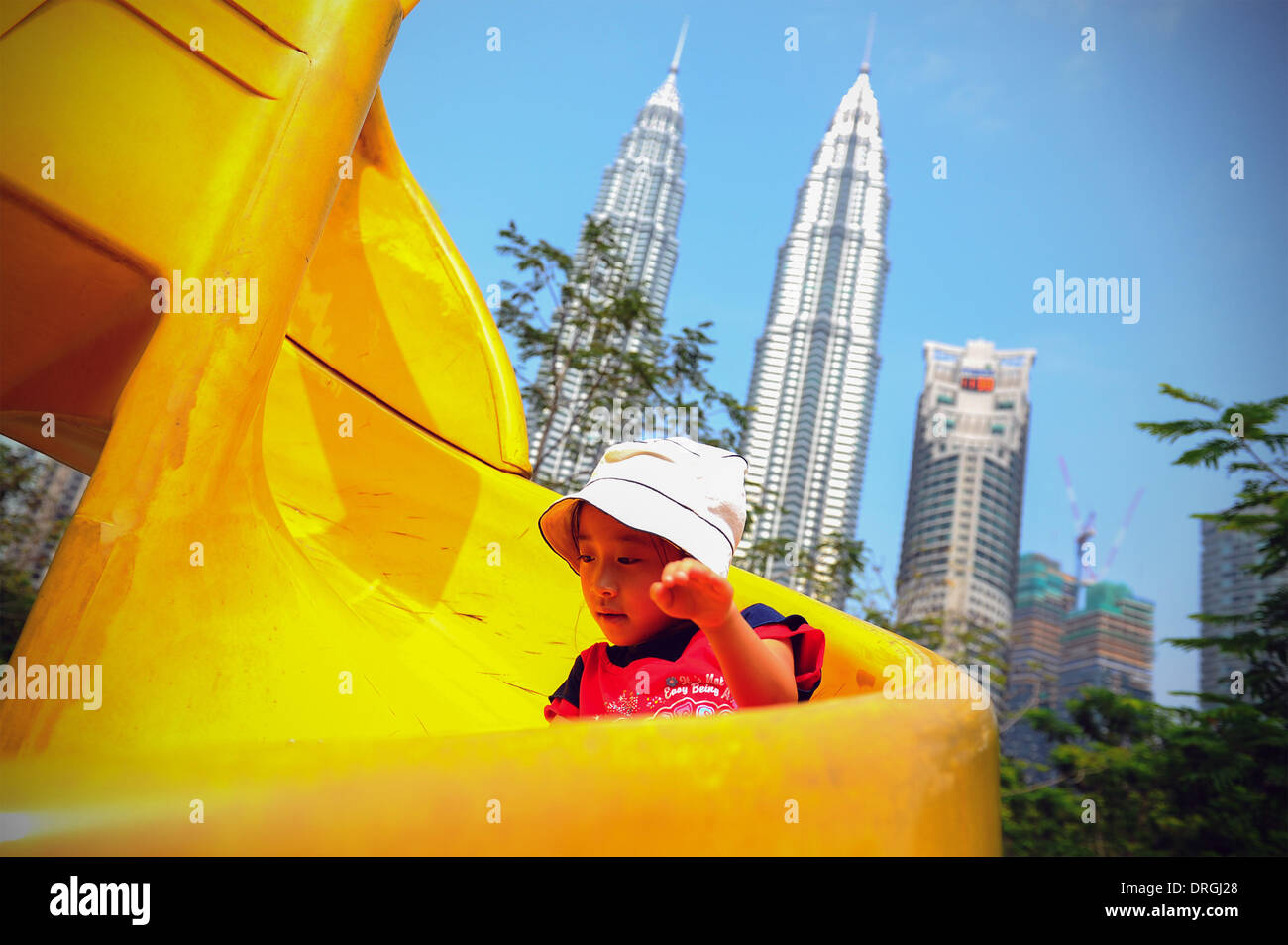 Gen 26, 2014 - Kuala Lumpur, Malesia - Un bambino turistica scorre verso il basso in corrispondenza di un parco giochi in un Kuala Lumpur, Malesia, sabato 26 gennaio, 2014. La visita in Malesia 2014 campagna lanciata recentemente mira ad attirare 28 milioni di turisti per il paese in questo anno. (Credito Immagine: © Joshua Paul/NurPhoto/ZUMAPRESS.com) Foto Stock
