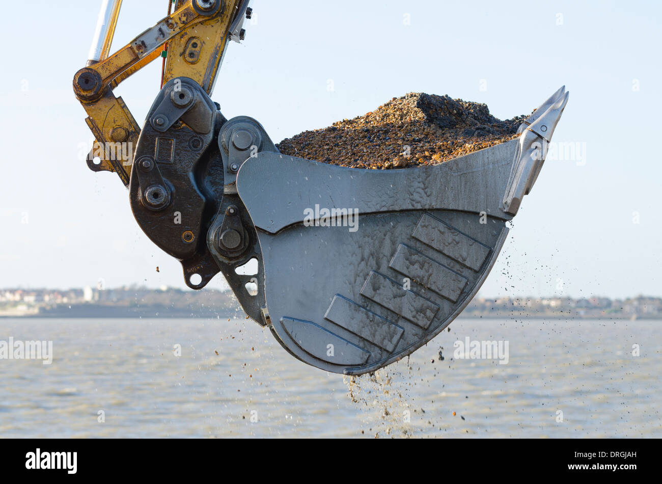 Benna di un escavatore il dragaggio di sabbia e ghiaia dal lungomare Foto Stock