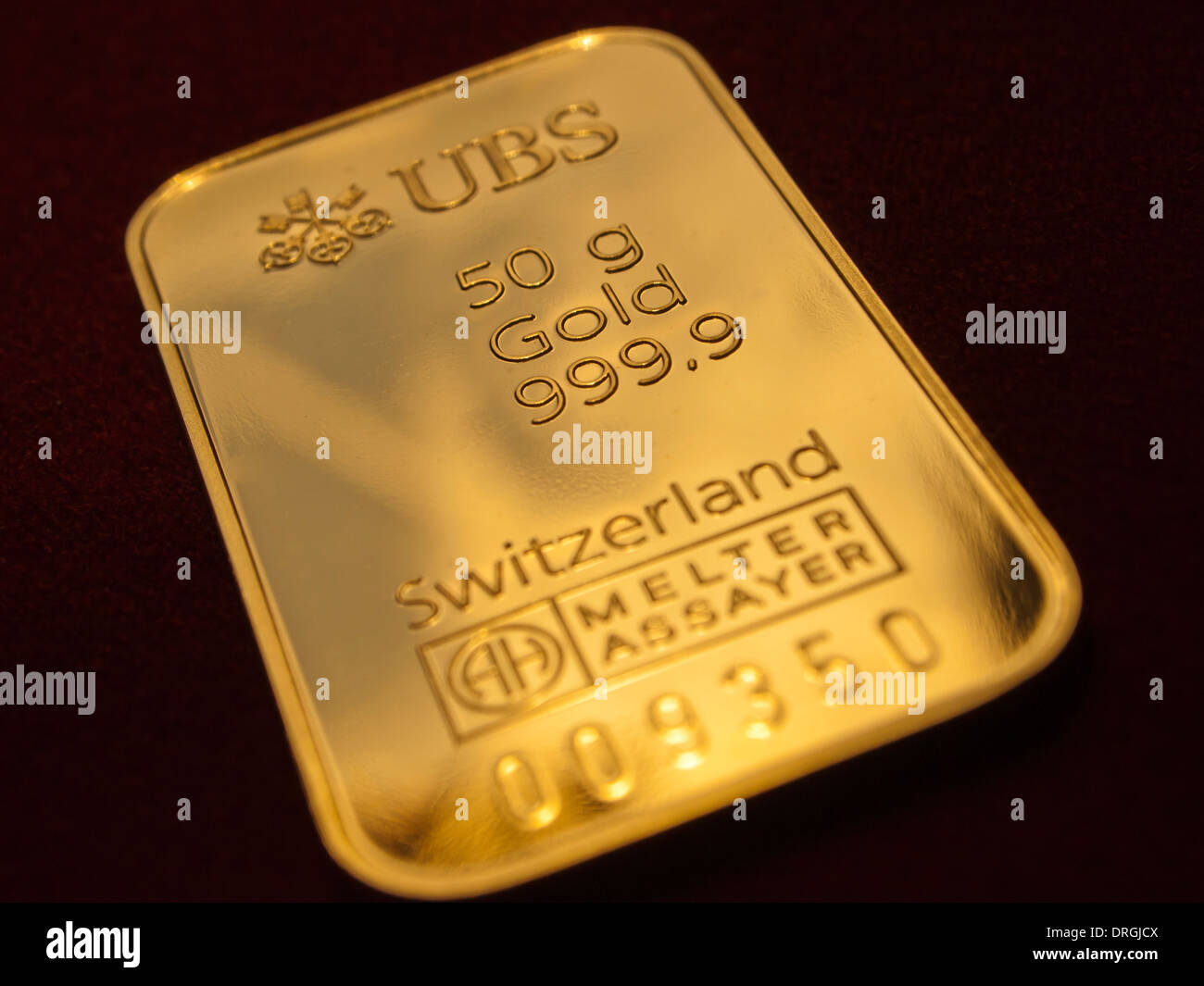 Un 50g di lingotto d'oro emesse dalla banca svizzera UBS. Foto Stock