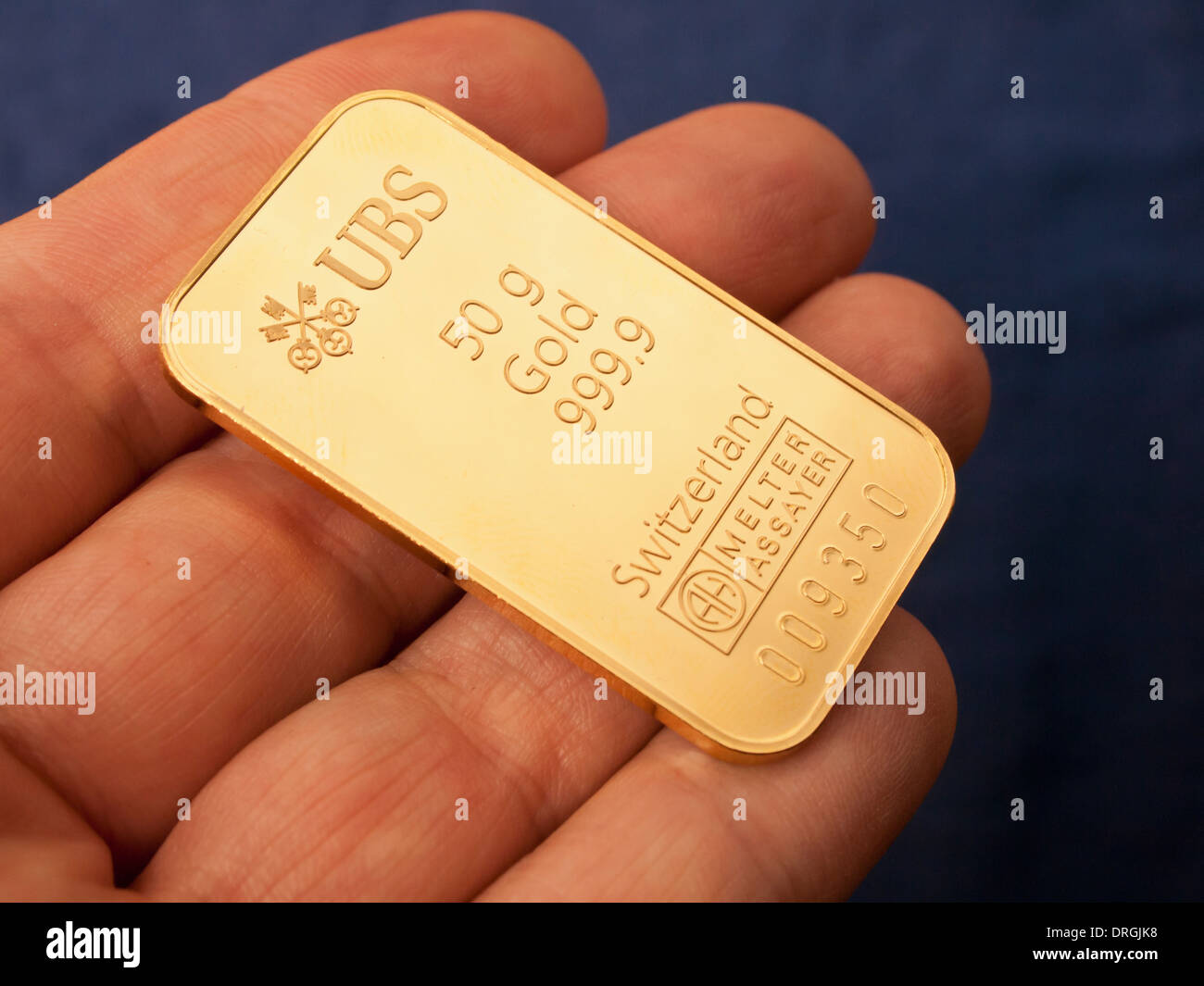 Un 50g di lingotto d'oro emesse dalla banca svizzera UBS. Foto Stock