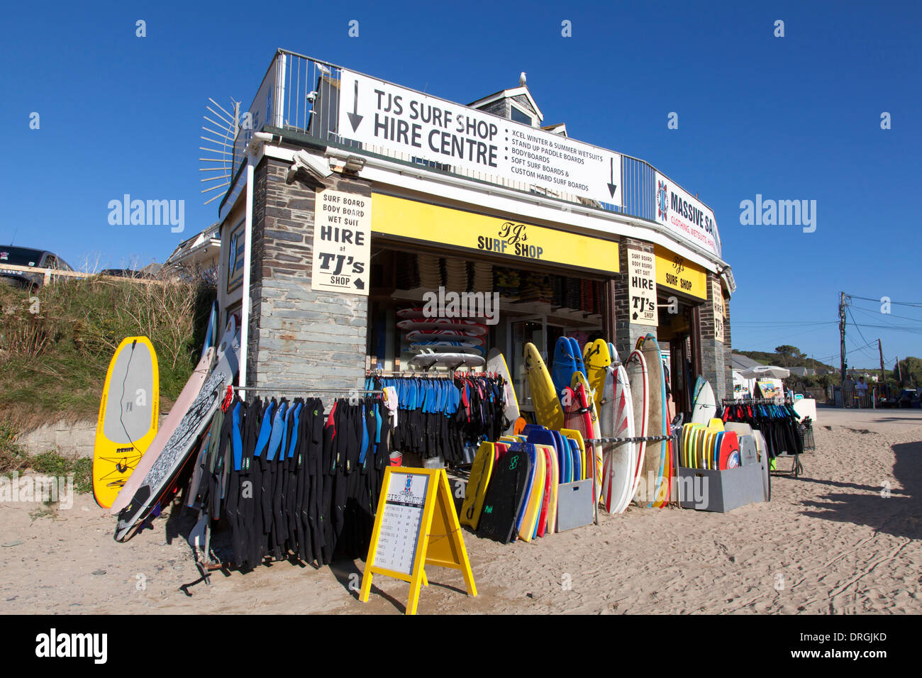 T J il negozio di surf sulla spiaggia di Polzeath, Cornwall, England, Regno Unito Foto Stock
