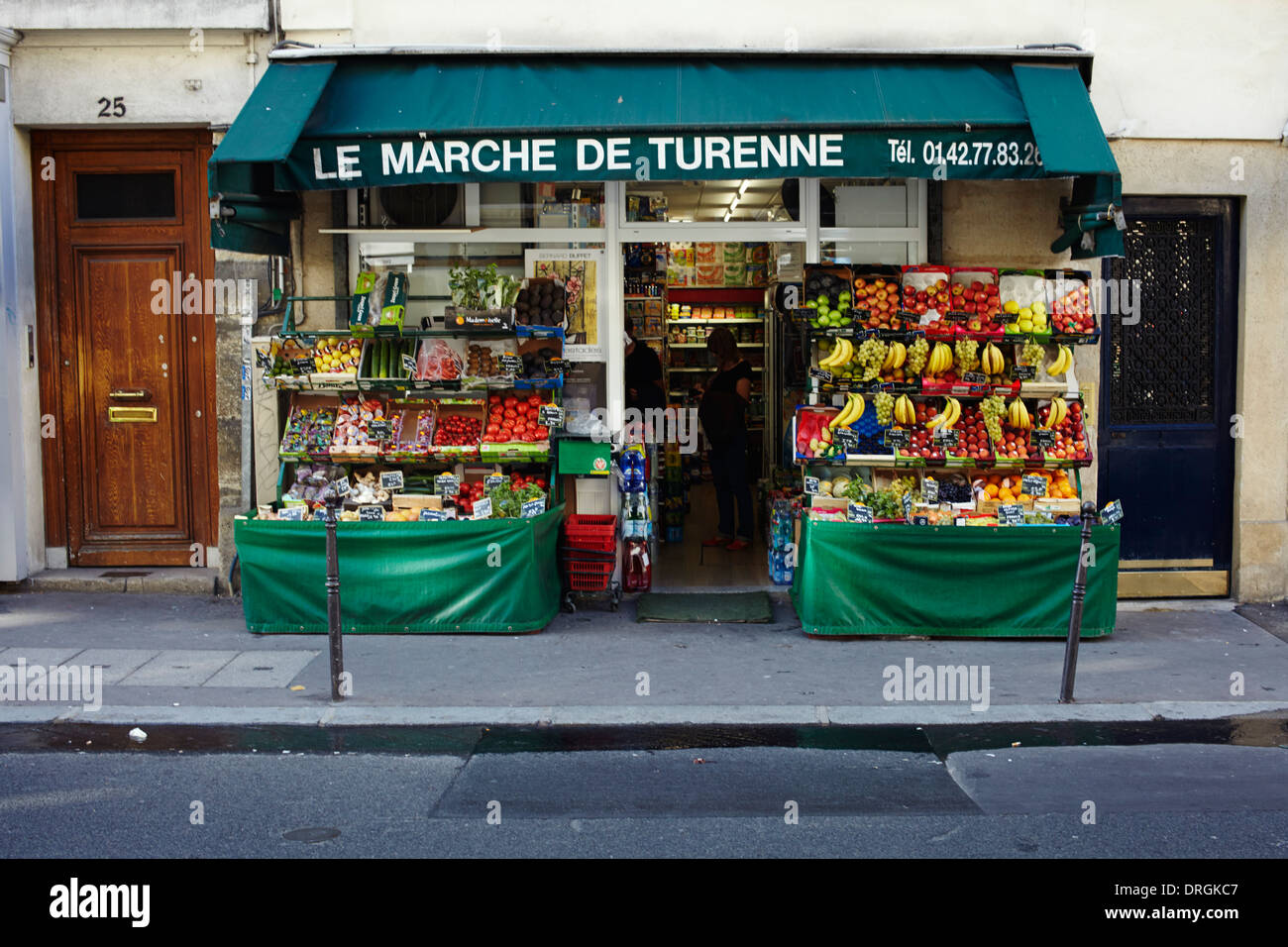 Fruttivendolo shop nel centro di Parigi Foto Stock