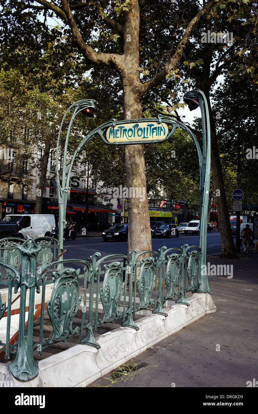 Art nouveau della metropolitana stazione di tubo di ingresso a Parigi Foto Stock