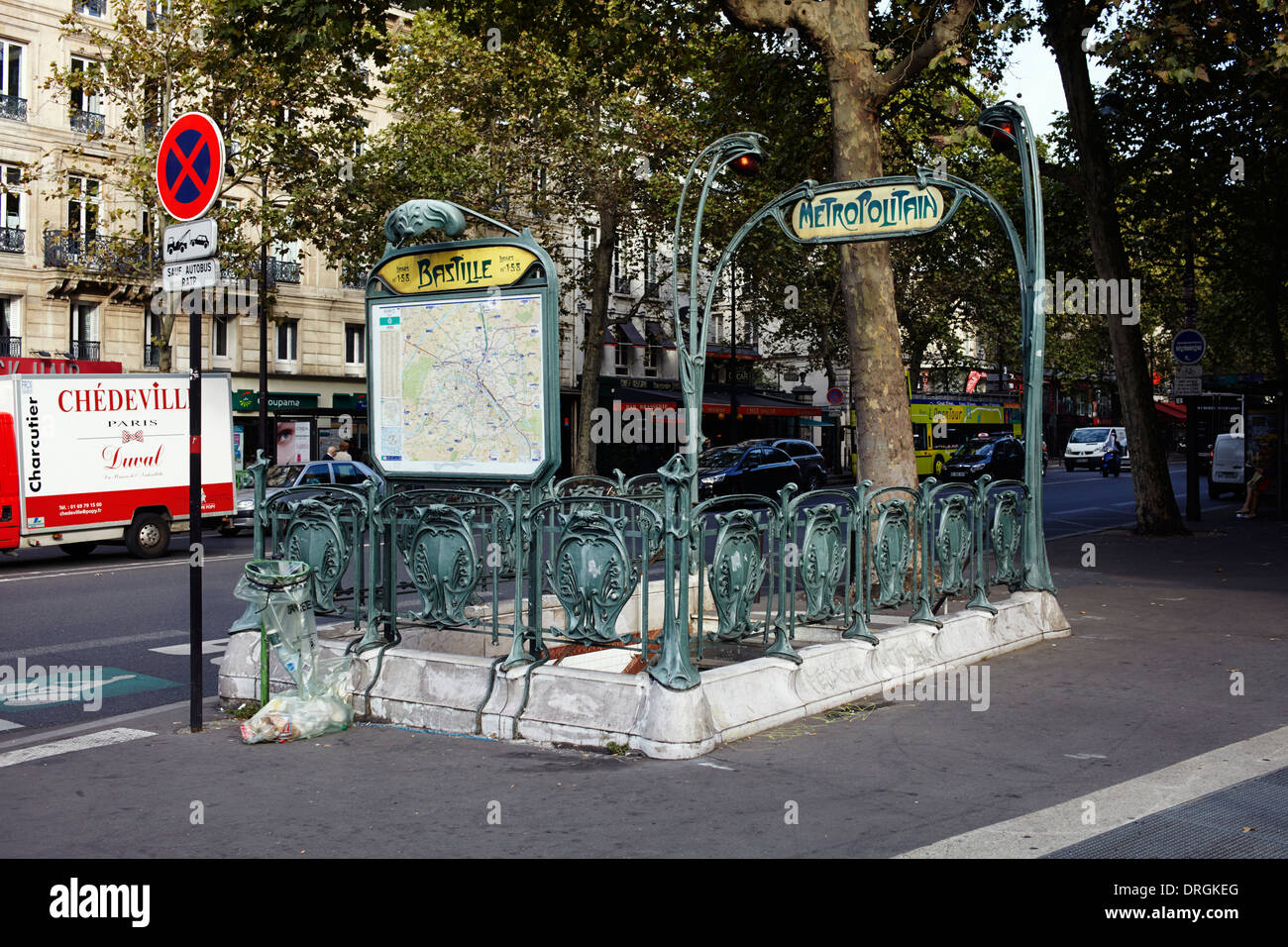 Art nouveau della metropolitana stazione di tubo di ingresso a Parigi Foto Stock