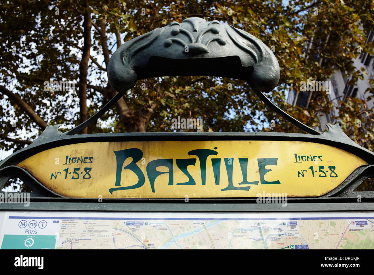 Art nouveau della metropolitana stazione di tubo di ingresso a Parigi Foto Stock