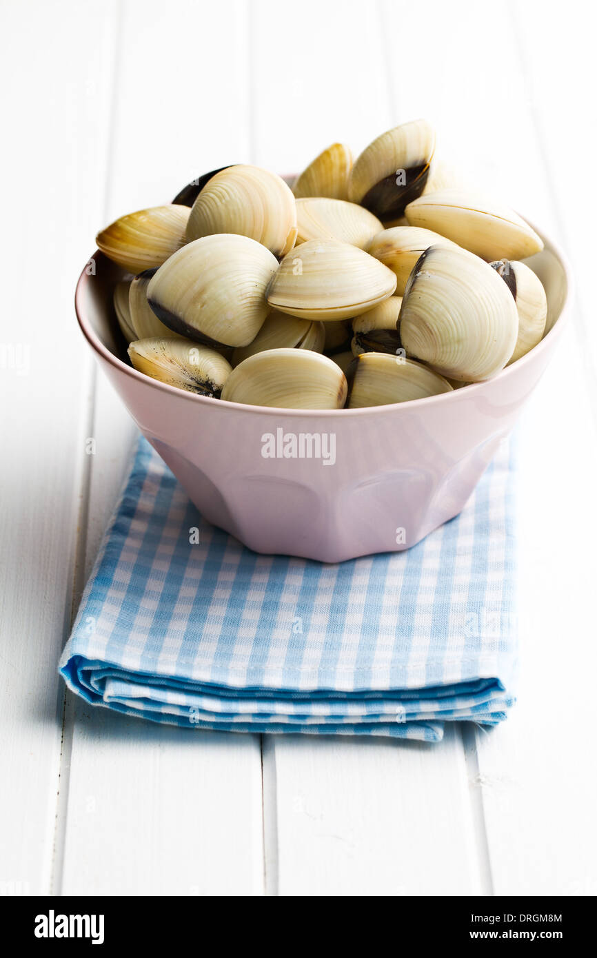 Materie delle vongole in vaso in ceramica bianca sul tavolo di legno Foto  stock - Alamy