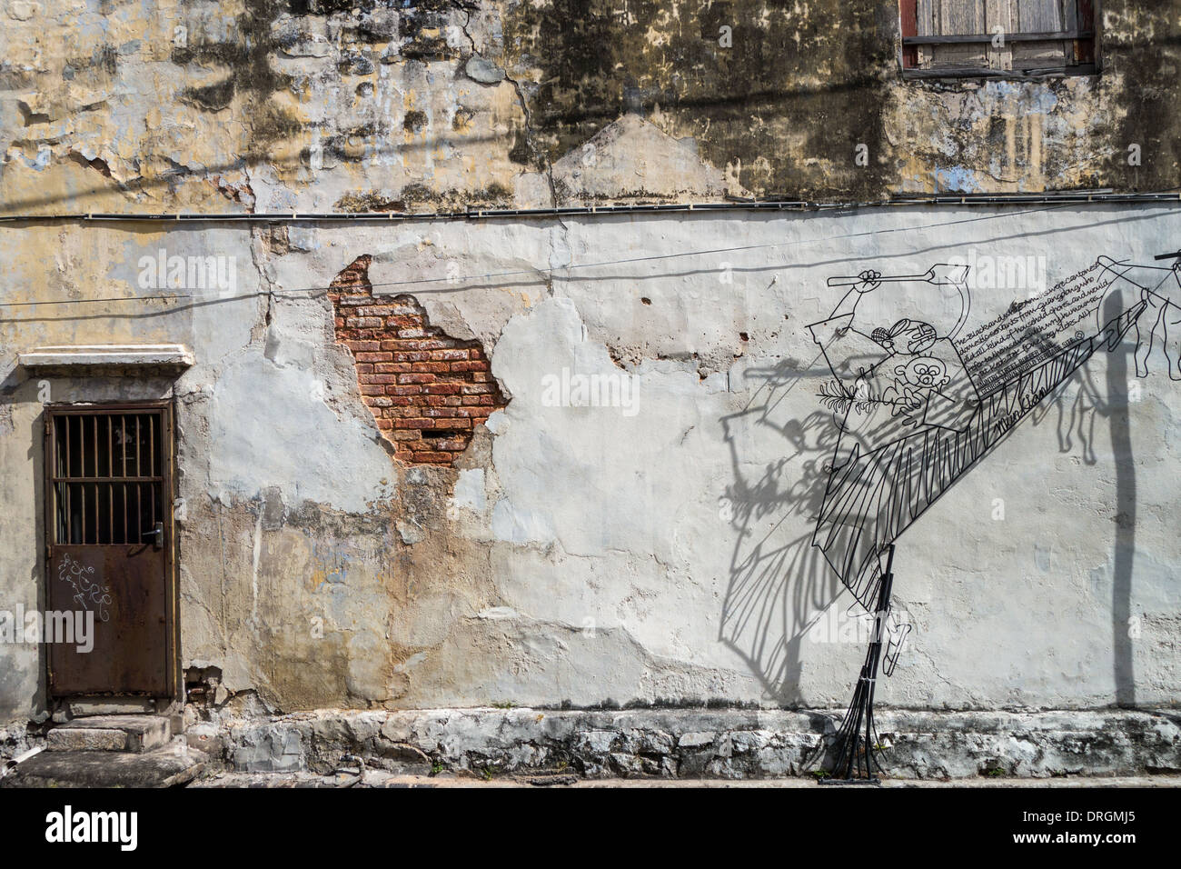 Sbriciolare cotto su un edificio nel quartiere storico di George Town, Penang, Malaysia Foto Stock