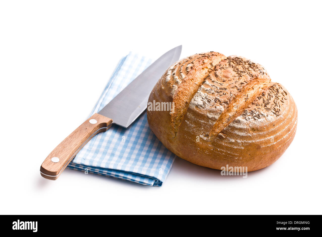 Pane tondo con coltello su sfondo bianco Foto Stock
