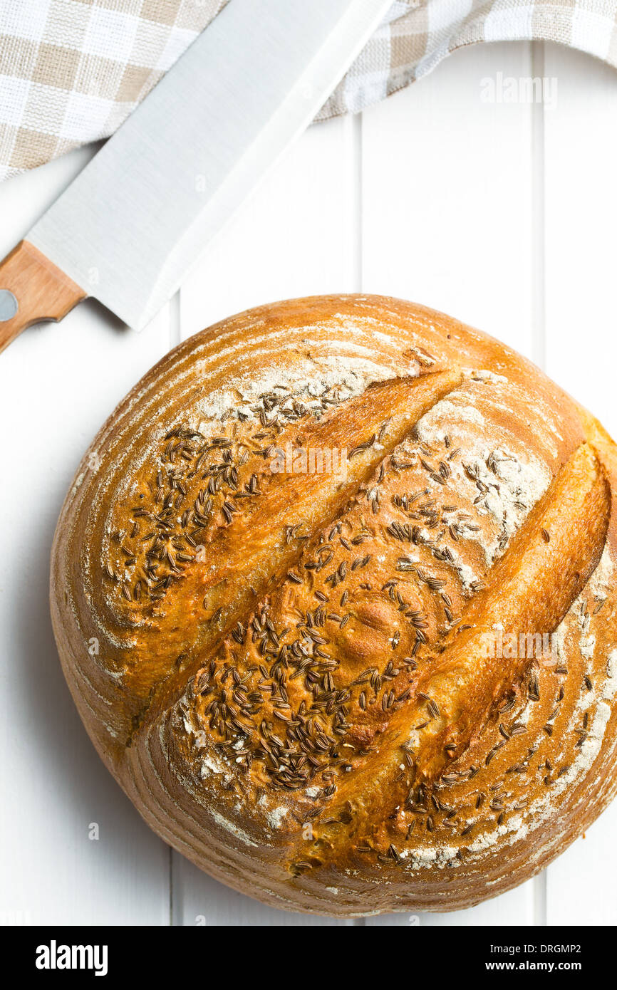 Vista superiore del pane tondo bianco sul tavolo di legno Foto Stock