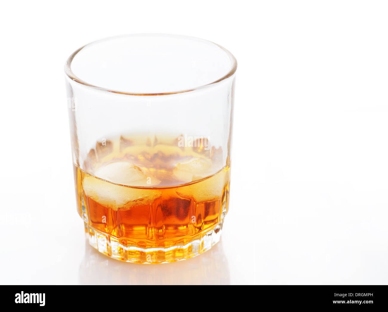 Ambra, alcool bere in un bicchiere con ghiaccio su bianco Foto stock - Alamy