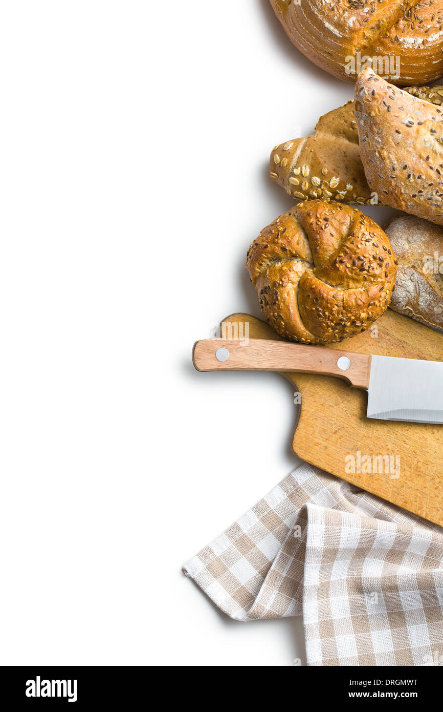 Vari tipi di pane con tagliere e coltello su bianco sullo sfondo di legno Foto Stock