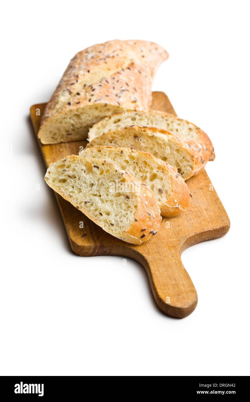 Fette di pane sul tagliere su sfondo bianco Foto Stock