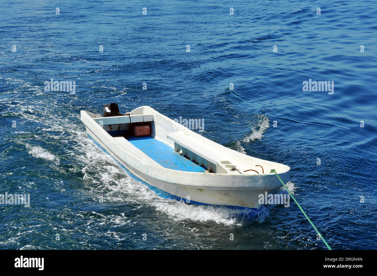 Piccola barca trainato sull'azzurro del mare tropicale Foto Stock