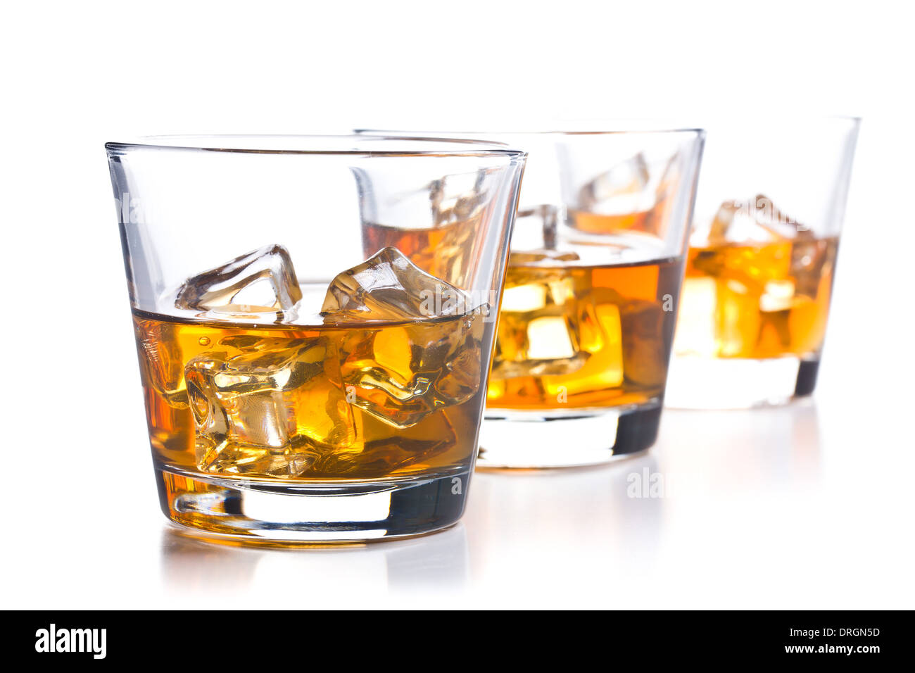3 bicchiere di whiskey su sfondo bianco Foto Stock
