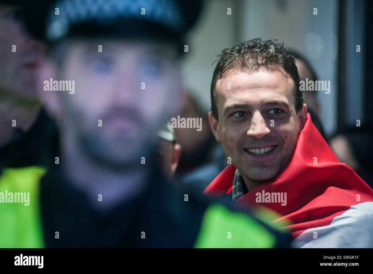 Londra, Regno Unito. 26 gen, 2014. sostenitori ungherese della estrema destra partito Jobbik sono detenuti da parte delle forze di polizia all'interno di Holborn tube station come anti-fascisti protestare fuori l'uscita. Credito: Piero Cruciatti/Alamy Live News Foto Stock