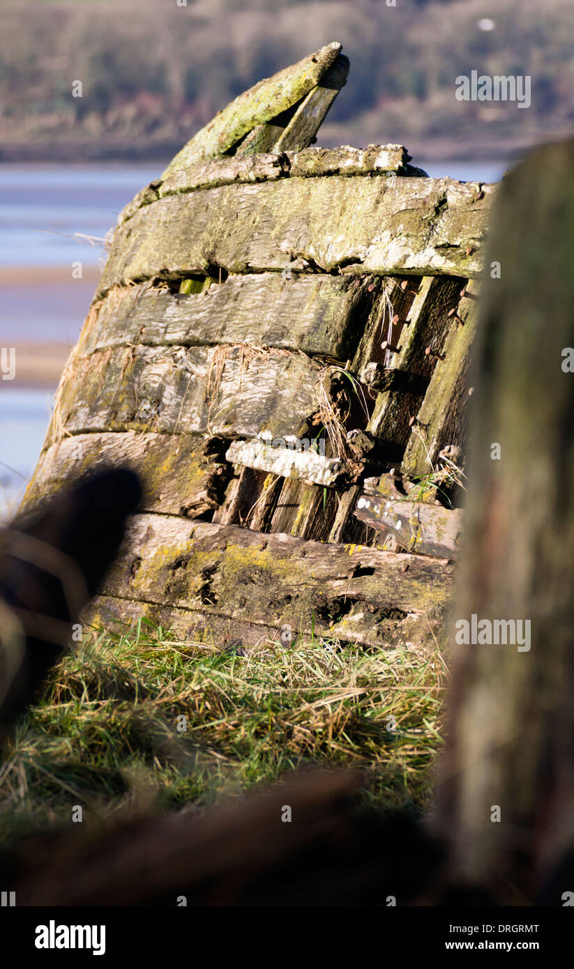 Chiatte distrutto nei pressi del villaggio di Purton Gloucestershire, sulle rive del fiume Severn Foto Stock