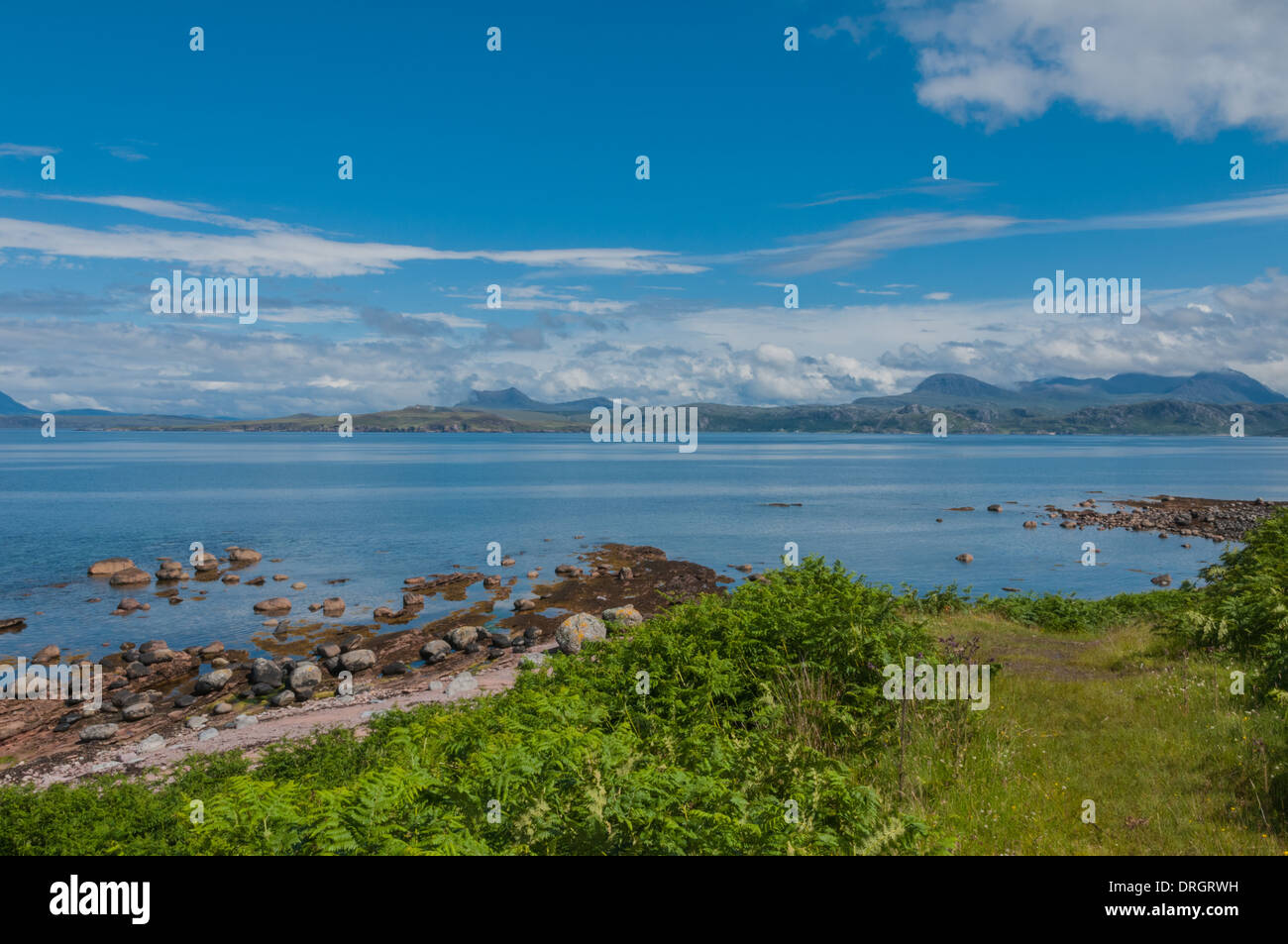 Gruinard Bay & Gruinard Island cercando verso Benmore Coigach nr Paisley Ross & Cromarty Highland Scozia Scotland Foto Stock