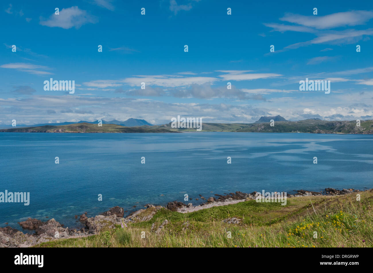 Gruinard Bay & Gruinard Island cercando verso Benmore Coigach nr Paisley Ross & Cromarty Highland Scozia Scotland Foto Stock